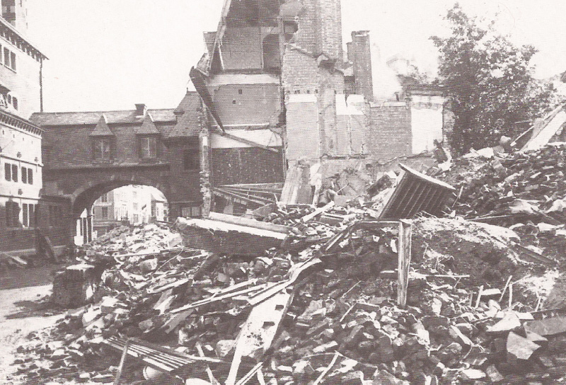 Immeubles détruits devant le Beffroi (Photo Piron)