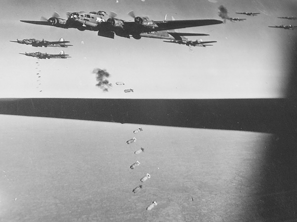 Cette photo de ma collection montre l’un des bombardement d’avril 44 à Ronet, vu de l’avion.