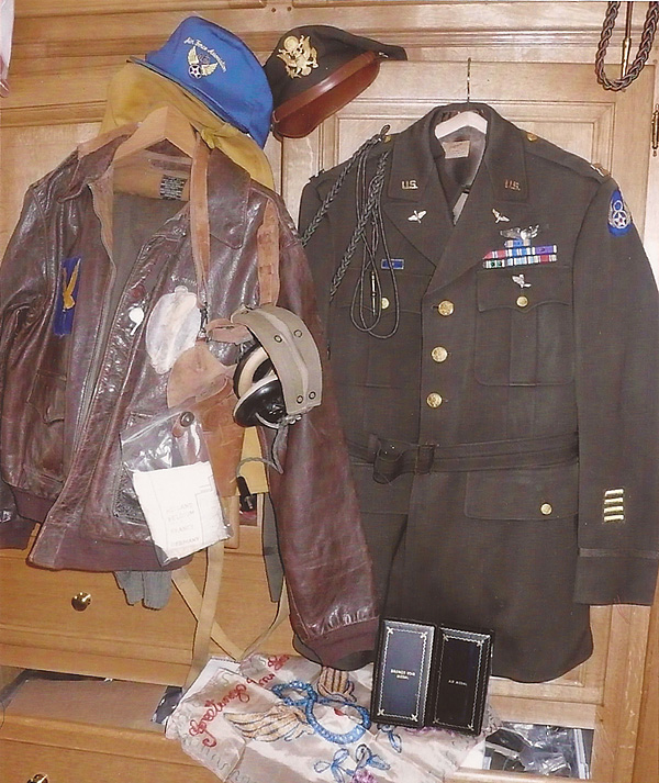 Voilà le costume du soldat Seaman et sa veste en cuir lorsqu’il était en vol.
